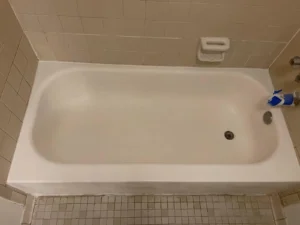 Refinished bathtub with white glossy finish after restoration in Miami